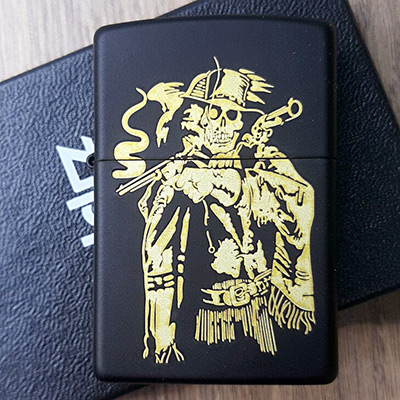 Зажигалка Zippo 218 Black Matte с гравировкой под Zippo 21204 Cowboy 2009 года